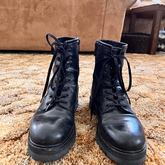 Women size 8
Black Full-Grain Leather
Barely used - in mint condition - Picture 2 of 6